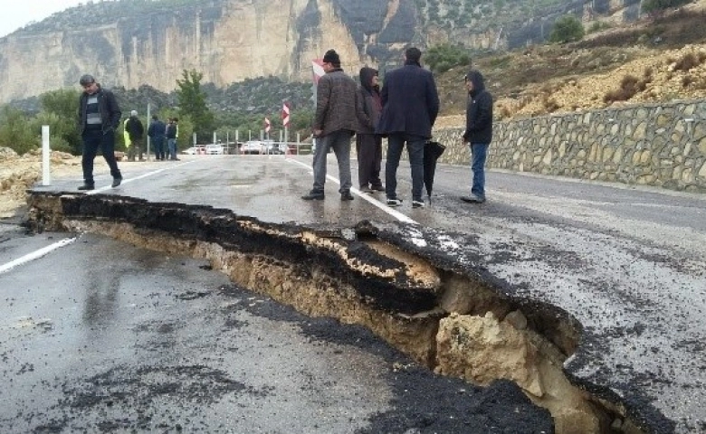 Mersin'de yol çöktü