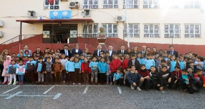 Hatay'da bir hastane personeli 455 öğrencinin yüzünü güldürdü