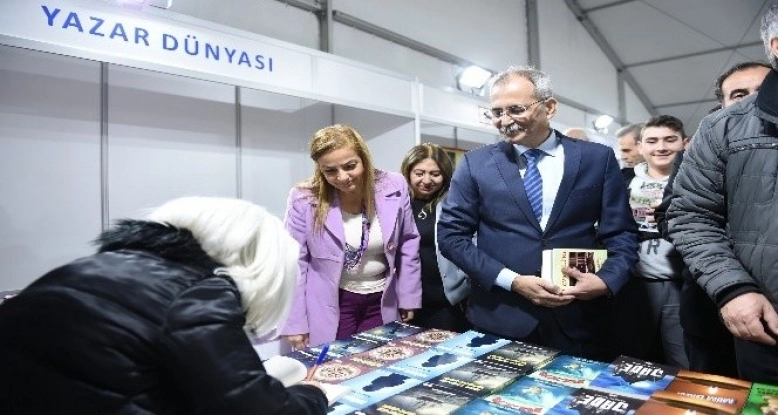 Tarsus Kitap Fuarı'na ilk günden yüzlerce ziyaretçi akın etti