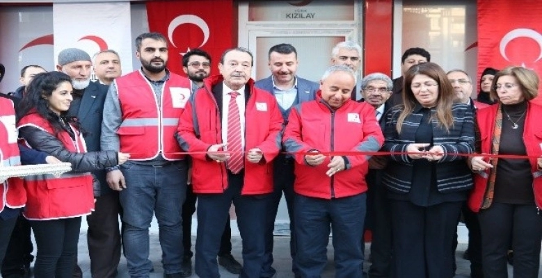 Şanlıurfa'da Kızılay giyim mağazası açtı