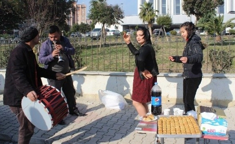 Hatay'da bir kadın Eşinden boşanmasını davul zurna eşliğinde  kutladı