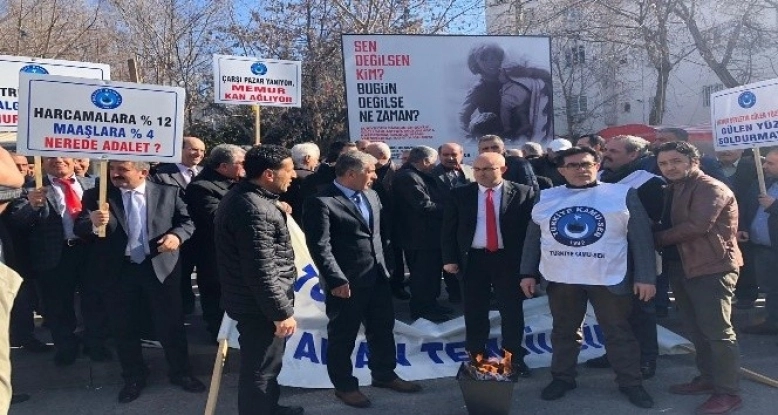 Adıyaman'da memurlar bordro yaktı