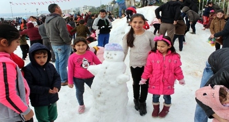 Erdemli Sahilinde 250 ton karla festival