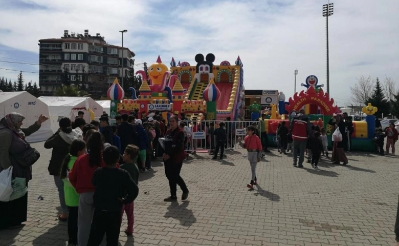 Şahinbey Belediyesi Adıyaman'da  Depremzede çocukların yüzünü güldürüyor