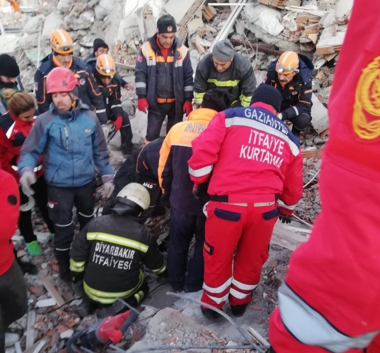 Gaziantep'li kurtarma ekipleri 2 kişi enkaz altından sağ çıkardı