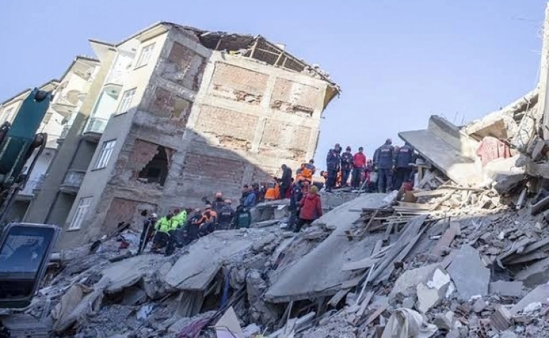 Yenişehir Depremzedeler için el ele verdi