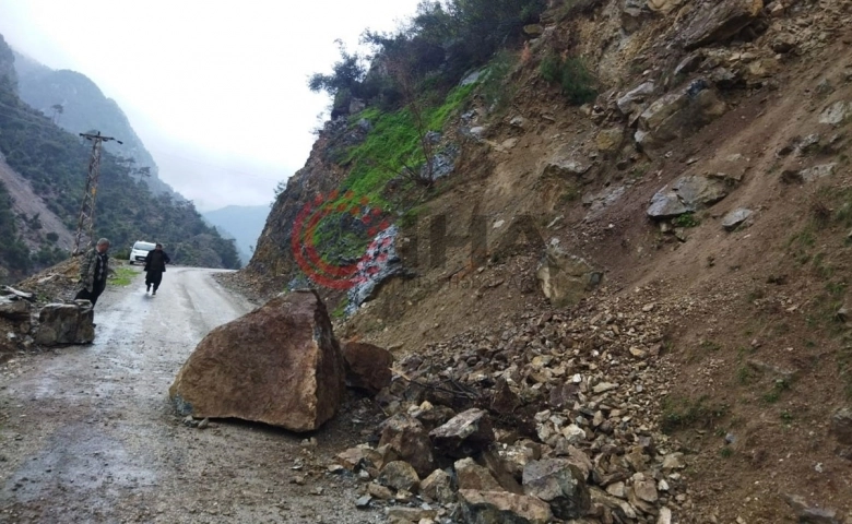 Heyelanda düşen kaya parçaları yolu kapattı