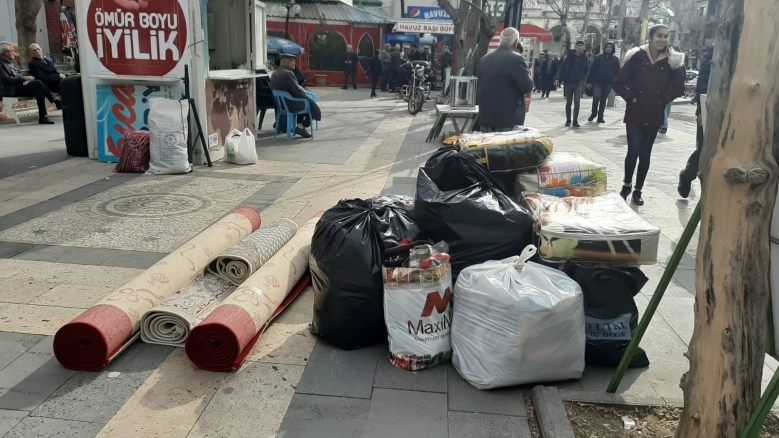 Adıyaman'da vatandaşlar depremzedeler için yardımlarda bulunuyor