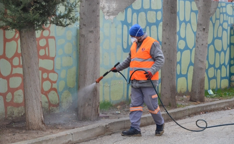 Mersin belediye ekipleri okulları ilaçlıyor