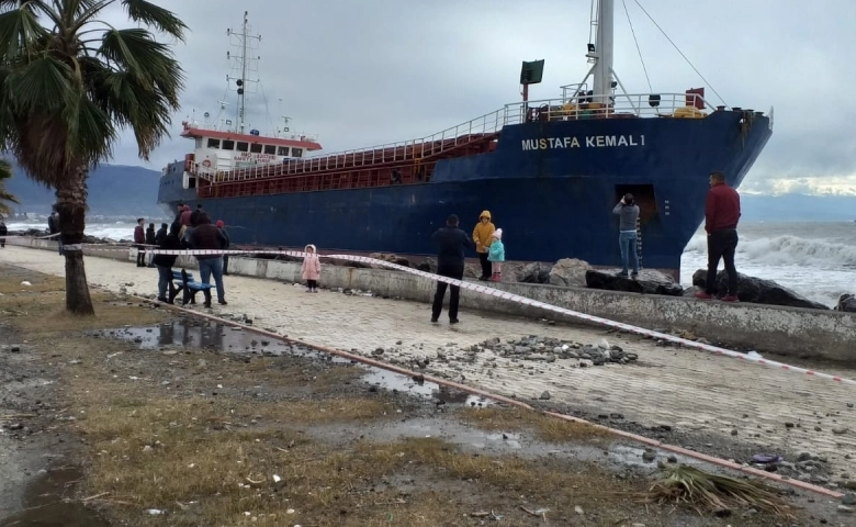 Hatay'da Karaya vuran gemi vatandaşların ilgi odağı oldu