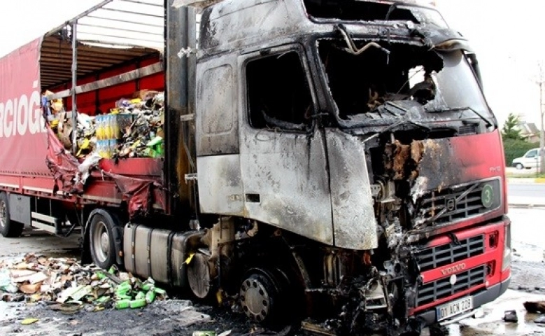 Adıyaman'da Temel tüketim malzemesi yüklü tır alev alev yandı