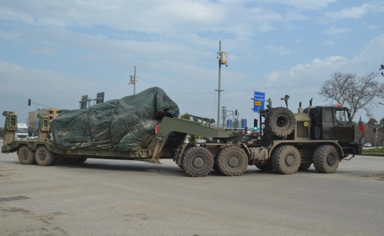 Hatay'da Suriye sınırına askeri sevkiyatlar sürüyor