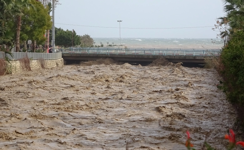 Mersin'de sel gelen derenin seviyesi kritik seviyeye ulaştı