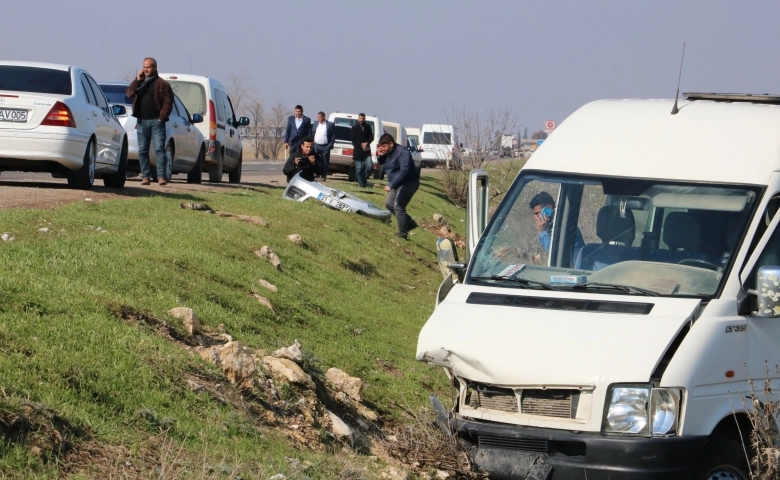 Şanlıurfa’da otomobil ile minibüs çarpıştı