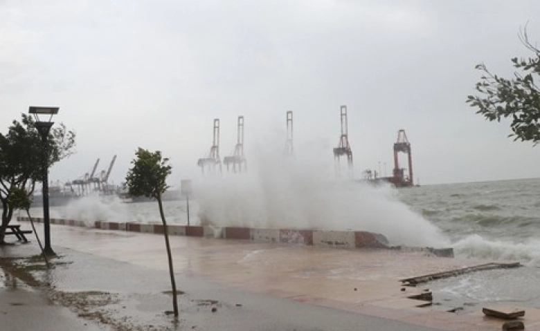 Mersin'de dev dalgalar korkuttu