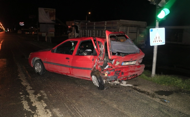 Adana'da Kırmızı ışıkta duramayan TIR iki otomobile çarptı: 5 yaralı