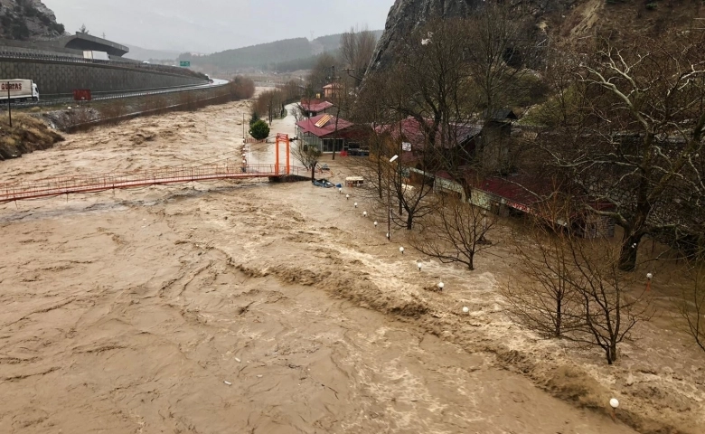 Adana'da sel köprüyü yıktı