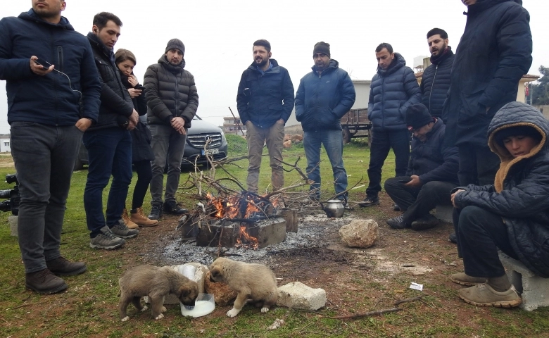 Hatay'da Sınırda haber nöbeti tutan gazetecilerden örnek davranış