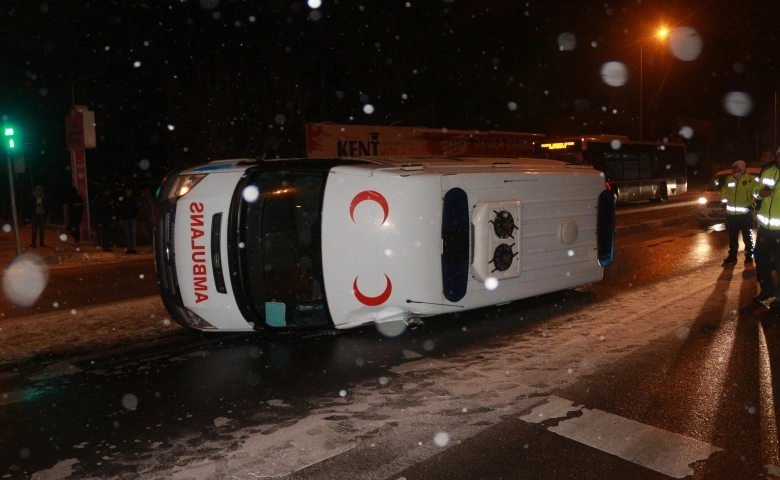 Adıyaman'da Buzlu yolda takla atan ambulans 2 otomobile çarptı