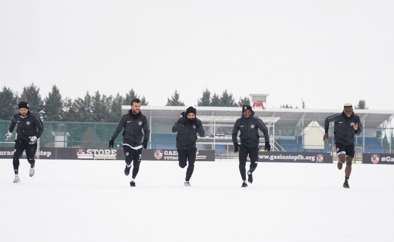 Gaziantep FK, Rize maçı hazırlıklarına karlı havada da devam etti