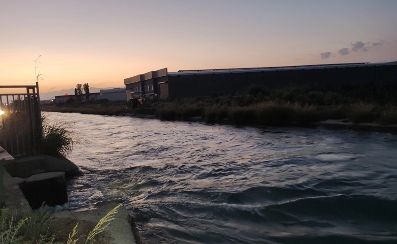 Serinlemek için girdiği sulama kanalında kayboldu