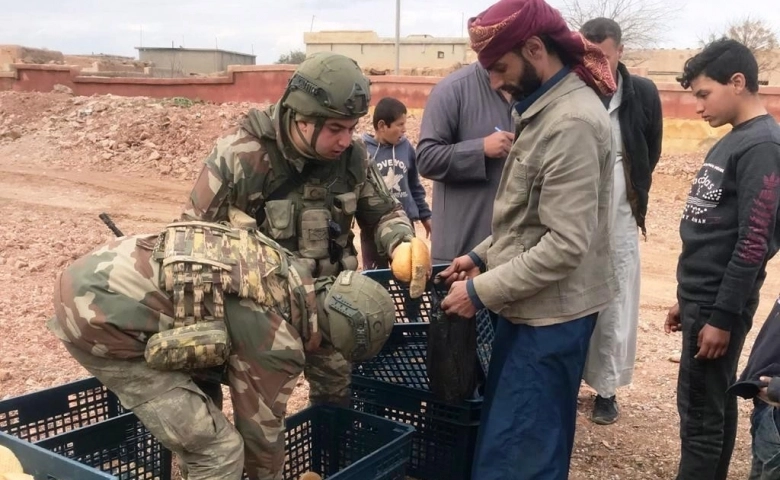 Şanlıurfa'da Mehmetçik, ekmeğini ihtiyaç sahipleriyle paylaşıyor