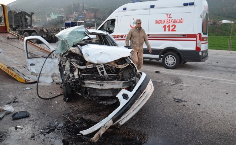 Hatay'da iki otomobil çarpıştı: 2 yaralı