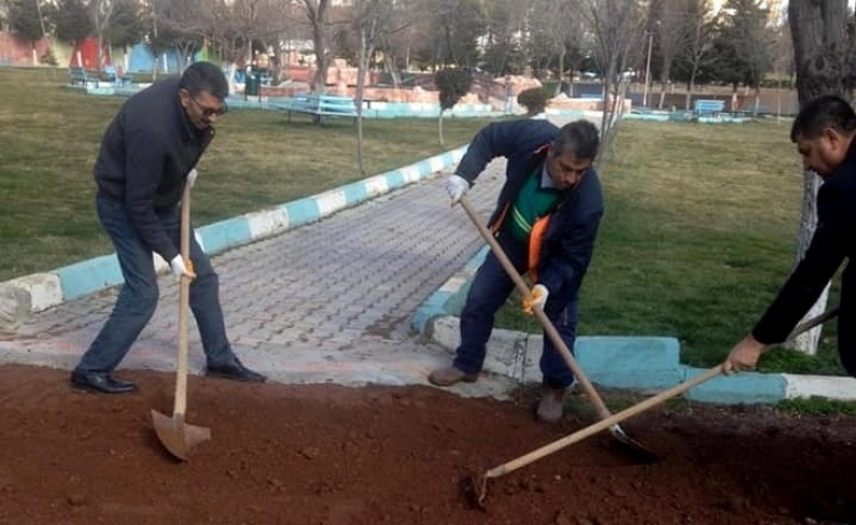 Besni Belediyesi parklarda düzenleme yaptı