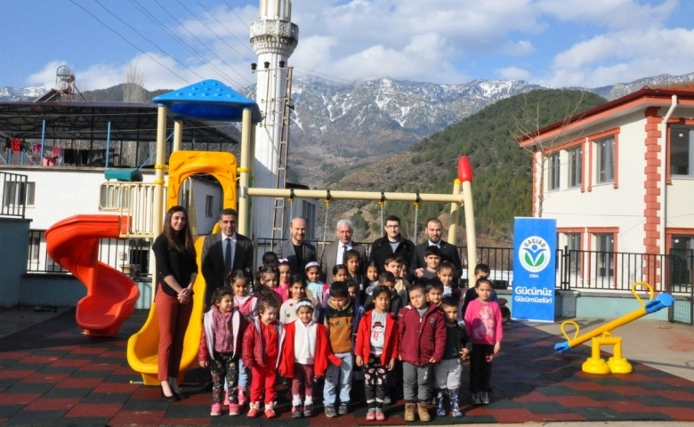 GAGİAD İslahiye'de köy okuluna oyun parkı yaptı