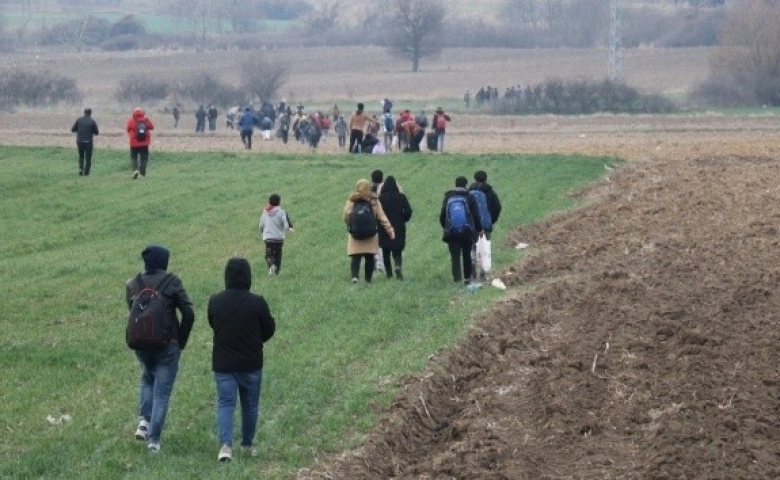 Suriyeli mültecilere Avrupa sınır kapıları açıldı akın akın gidiyorlar