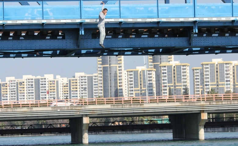 Adana'da 10 bin lira borcu olan genç köprüden nehre atladı