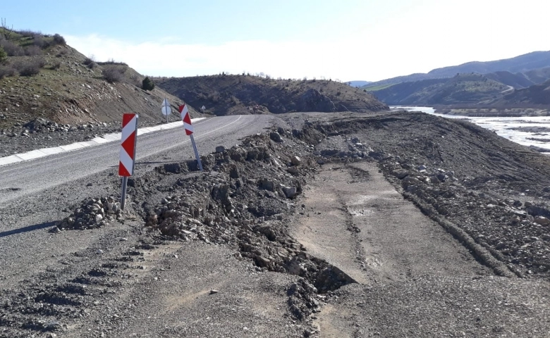 Diyarbakır Kulp'ta yol çöktü, ulaşımda aksamalar yaşandı