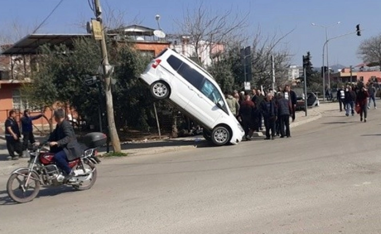 Ambulans ile çarpışan ticari araç asılı kaldı