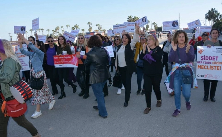 Mersin’de kadınlar, “Yaşasın 8 Mart” şiarıyla toplanıp haykırdılar