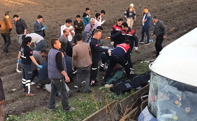 Adana’da işçi servisi şarampole devrildi: 3 ölü, 14 yaralı