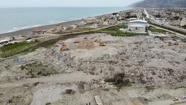  Kuş Cennetine ev sahipliği yapan Samandağ’a binaların molozları dökülüyor