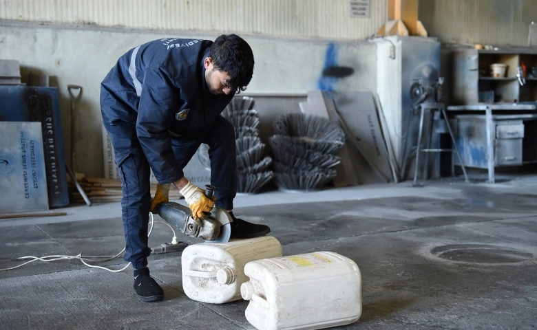 Tarsus Belediyesi  plastik bidonları  faraşa dönüşüyor