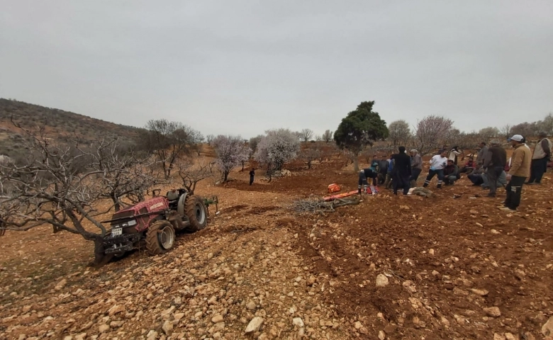 Besni’de traktör altında kalan veteriner öldü