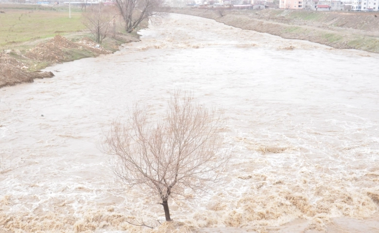 Kahramanmaraş'ın Elbistan ilçesinde Karlar eridi, çaylar coştu