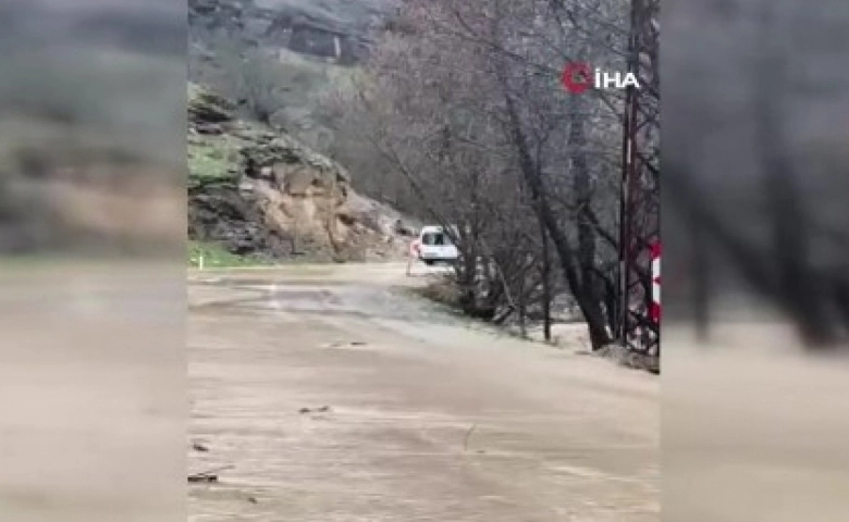 Munzur çayı taştı, yol ulaşıma kapandı