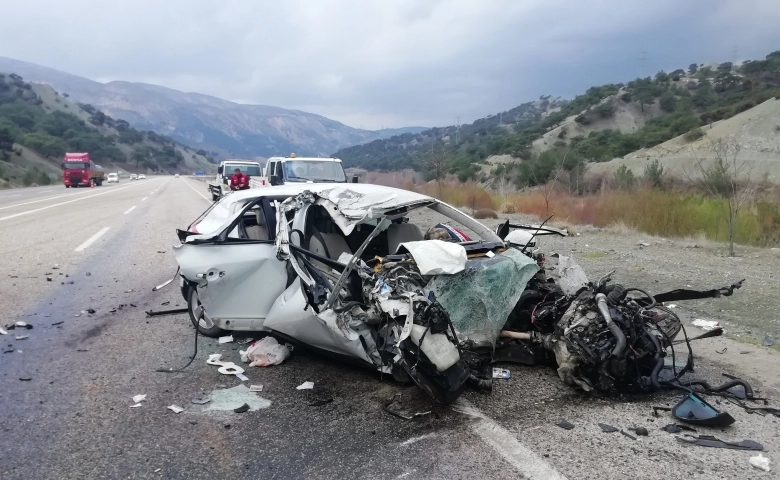 Adıyaman'da Otomobil karşı şeritteki kamyonla çarpıştı: 1 ölü