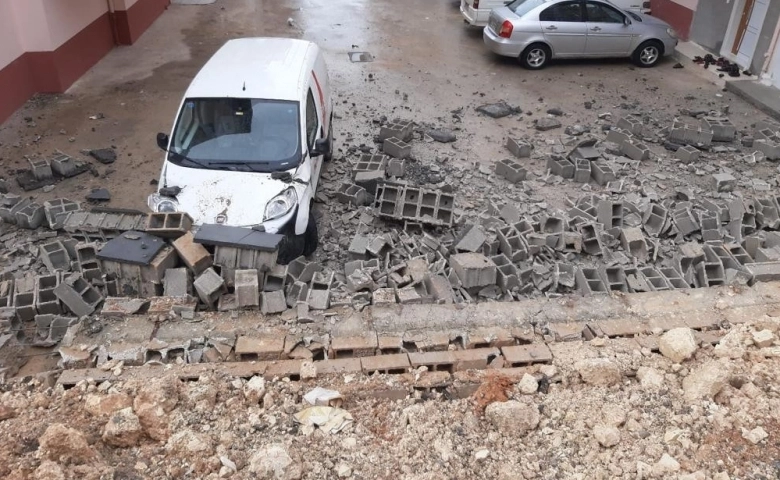 Gaziantep'in Nizip ilçesinde Yıldırım duvarı yıktı