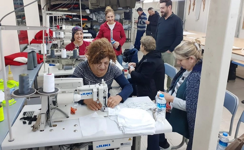 Tarsus'da Emekçi kadınlar maske üretimi için harekete geçti