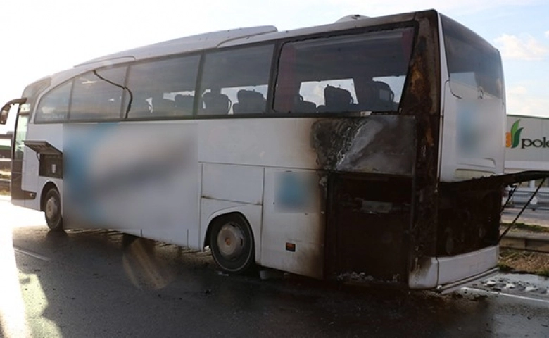 Manisa'da seyir halindeki otobüs alev aldı