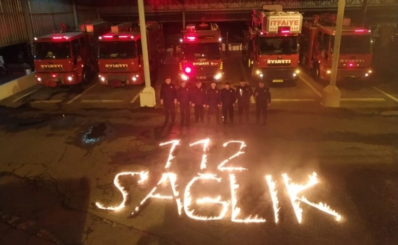 Hataylı itfaiyecilerden Sağlık çalışanlarına alevli alkış