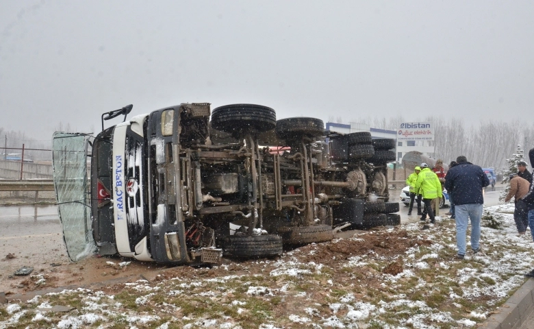 Kahramanmaraş'ta Beton mikseri devrildi: 2 yaralı