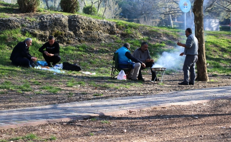 Dünyayı korona korkusu Adana’yı mangal kokusu sardı