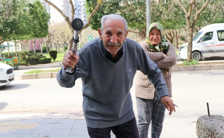 Eve gitmemek için bastonuyla direndi