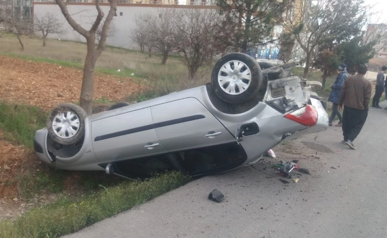 Şanlıurfa'da Minibüs ile otomobil çarpıştı: 2 yaralı