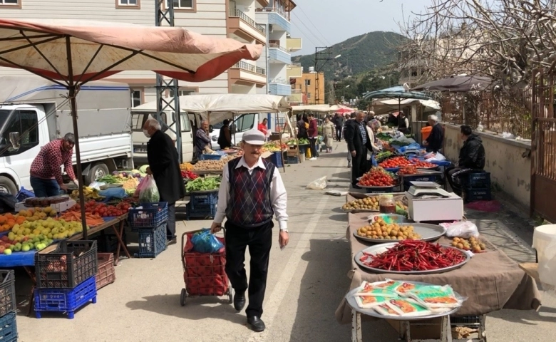 Hatay'da kimse  Uyarıları dikkate almadı  pazarlara akın etti